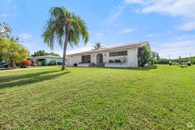 Building Photo - 1075 SE Coral Reef St Rental