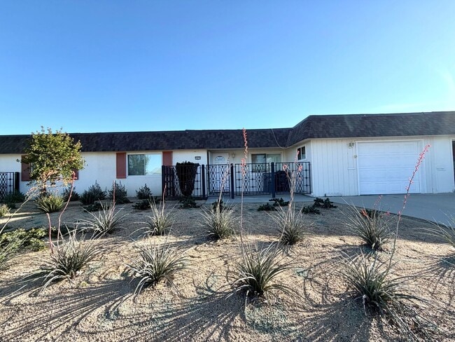 Building Photo - 55+ community-Move-in Ready 2 Bedroom 2 Bath Sun City Home!