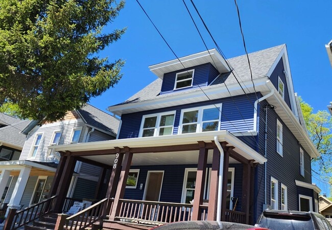 Building Photo - 908 E Gorham St Unit 3