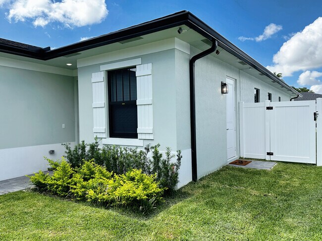 Private entrance to right - 4730 Marguerita Dr Unit Guest Bedroom