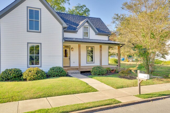 Photo - 6 Bedroom house in St Elmo!