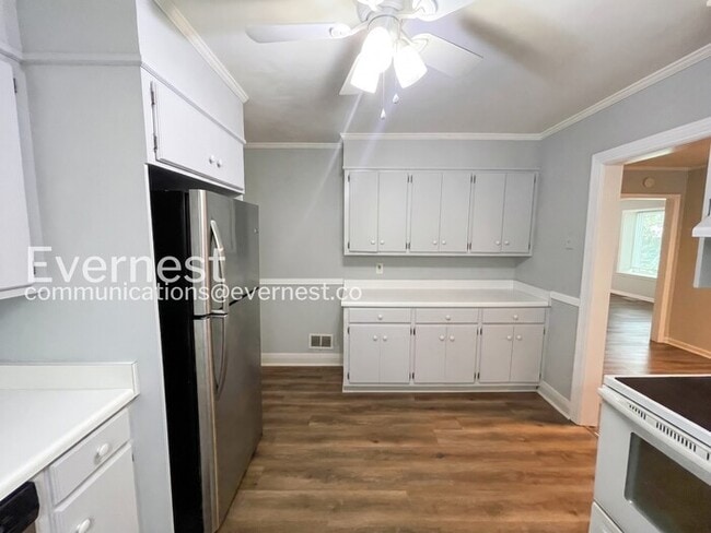 Photo - 570 Hawkins Dr