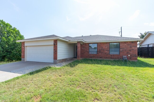 Building Photo - 3 bed, 2 bath, 2 car garage! Ready to rent!