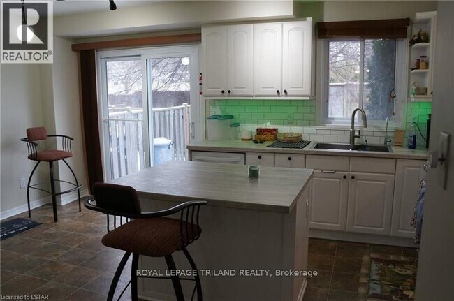 Photo - 260 Monmore Rd