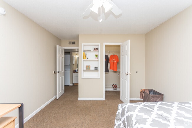 2BR, 1BA - 900SF