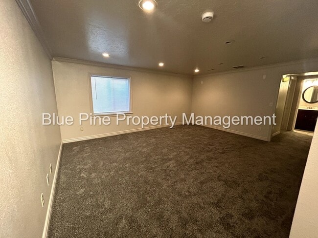 Photo - 648 E Poplar St