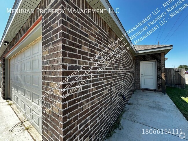 Building Photo - Three bed, Three bath Near TTU Unit A Rental