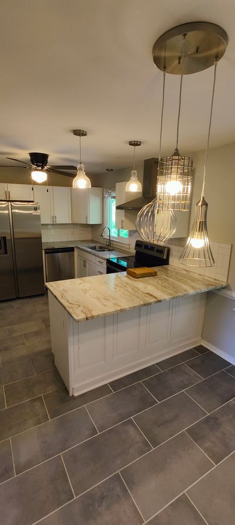 Photo - Renovated, Spacious Split Foyer homme