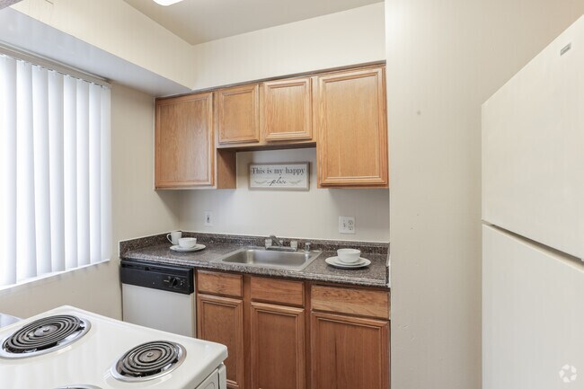 2BR, 1BA - 790 SF