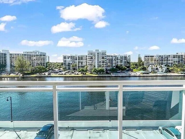 Building Photo - 3000 S Ocean Dr Unit 420