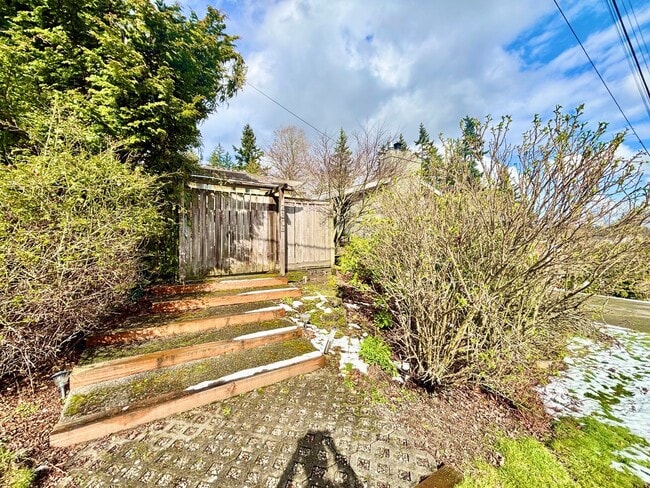 Photo - Stunning Mountain View Mid-Century Home in Prestigious Clyde Hill