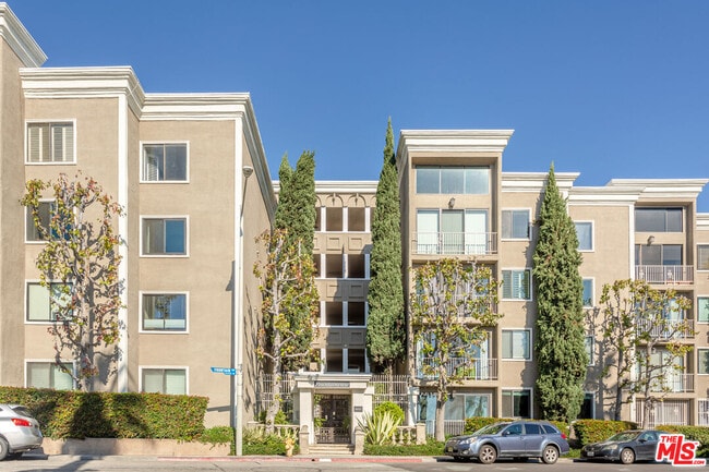 Building Photo - 8455 Fountain Ave Unit 411