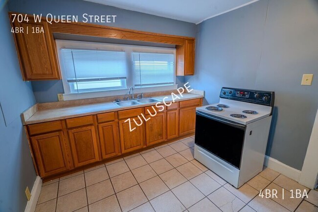 Photo - 704 W Queen St