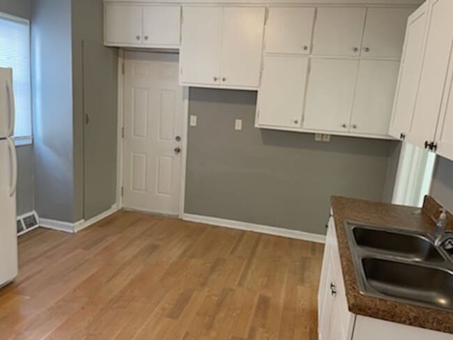 Photo - 353 Lawson Ave E Unit Lower