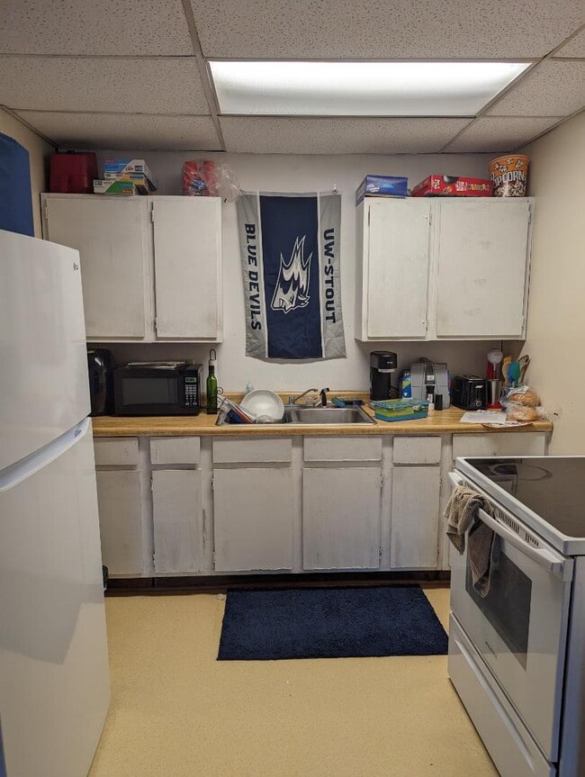 Photo - 544 Broadway St S