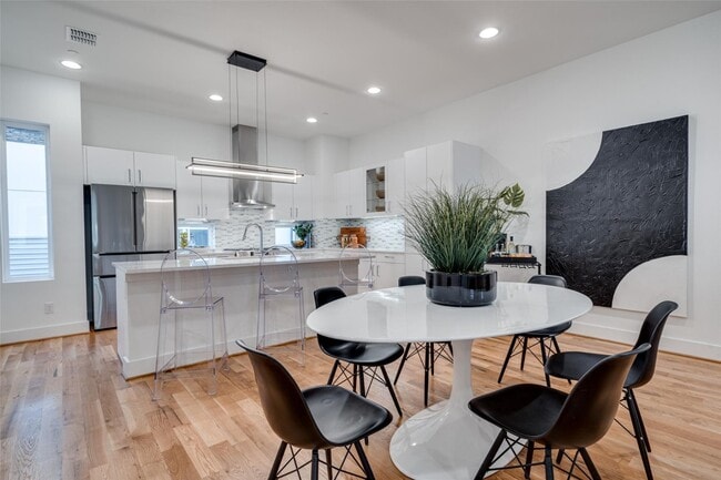 Photo - 3 Bed 3 Bath Townhome - Gated Community & Downtown Views! Lower Greenville area