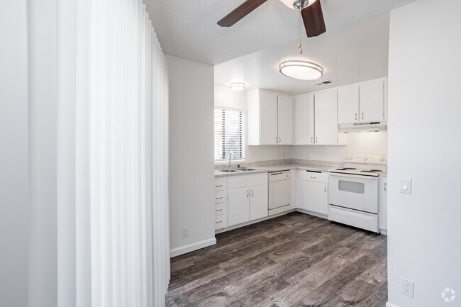 2BR, 2BA - 820SF - Kitchen/Dining Room
