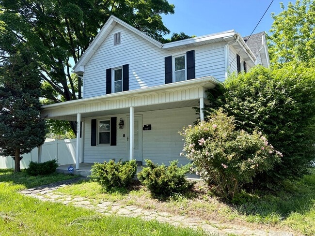 Building Photo - 4 Bedroom 2 Bathroom in Harrisburg!