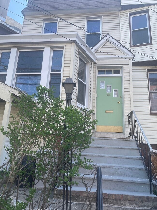 Building Photo - 216 Summit Ave Unit 1 Rental