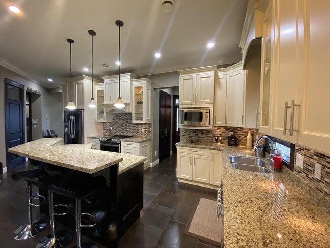 Photo - 11655-1187A 87a Ave