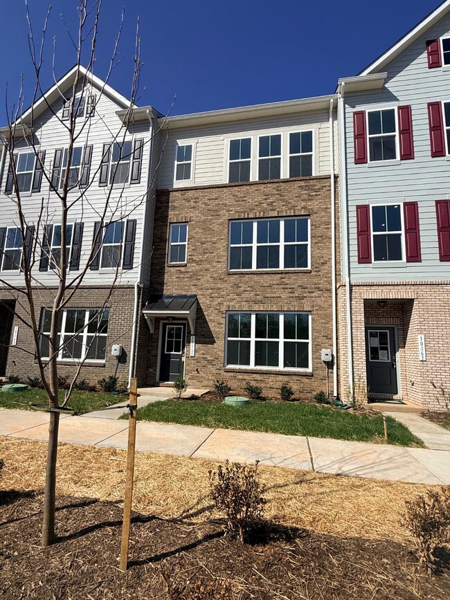 Building Photo - 10165 Queens Wy