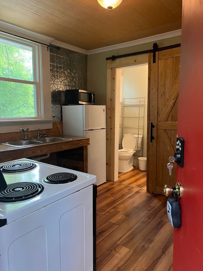 Photo - Colville Triplex Unit 615 Colville St #A