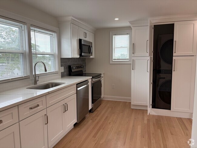 Building Photo - 15 Lyon Ave Unit B Rental