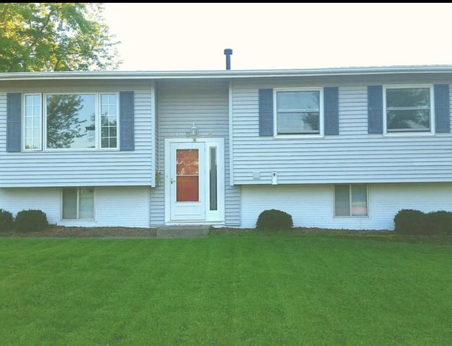 Building Photo - 1855 Queens Dr Rental