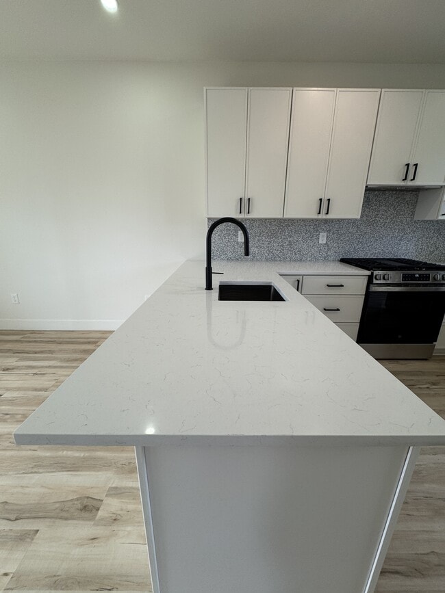 Photo - 715 W 9th Ave