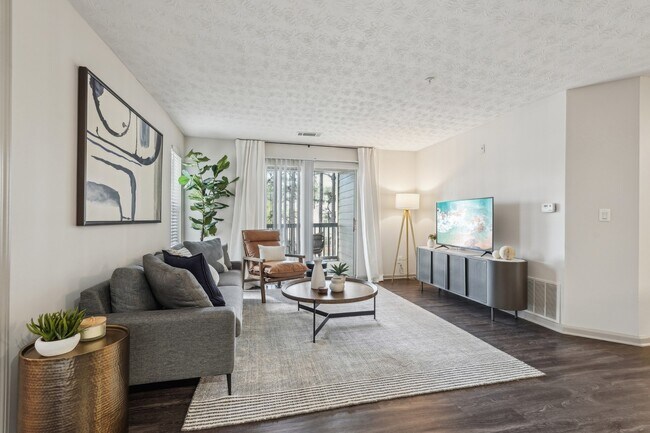 Amplia sala de estar en Gwinnett Pointe Apartments en Norcross, GA 30093