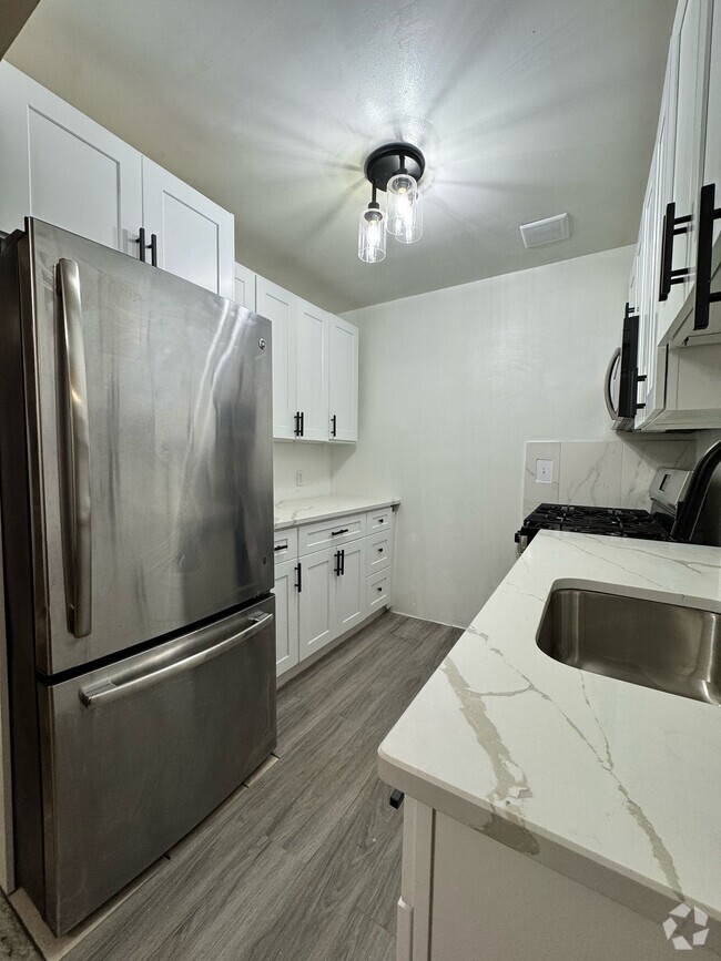 Building Photo - 169 Monroe St Unit 2nd Floor Rental
