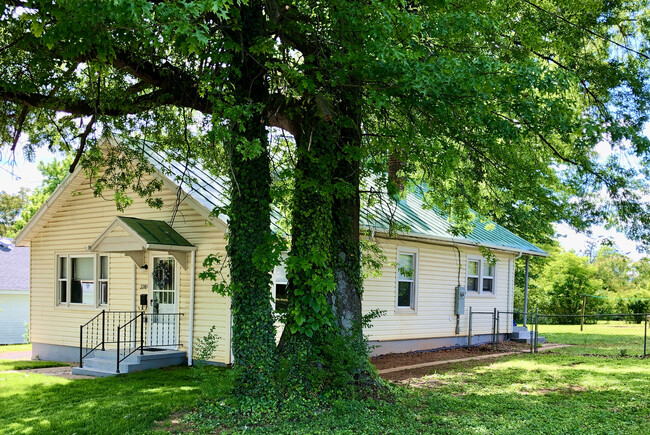 Beautiful Remodeled 3 Bedroom home with 1480 sqft. of living and storage space. - 2205 Mayflower Dr House