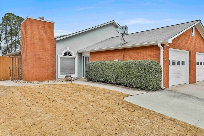 Building Photo - Immaculate 2bed/2ba in Fayetteville with Lawn Care Included