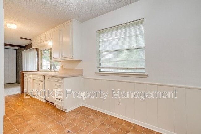 812 E Prairie View Rd