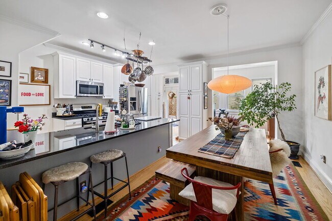 Great Price, Spacious and Convenient - Great Price, Spacious and Convenient Apartment