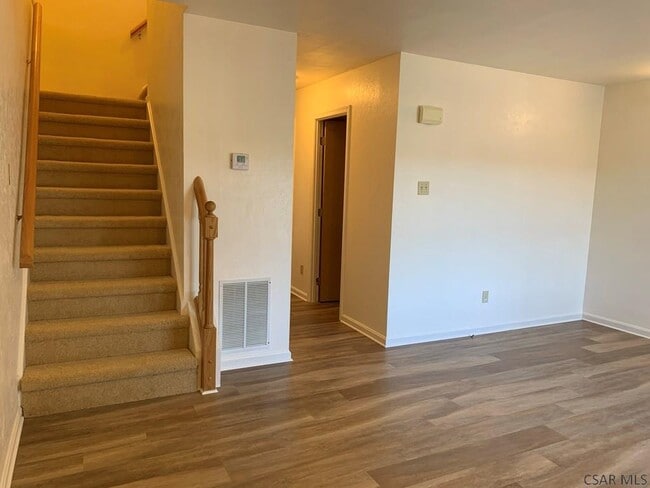 Photo - 555 Edward St