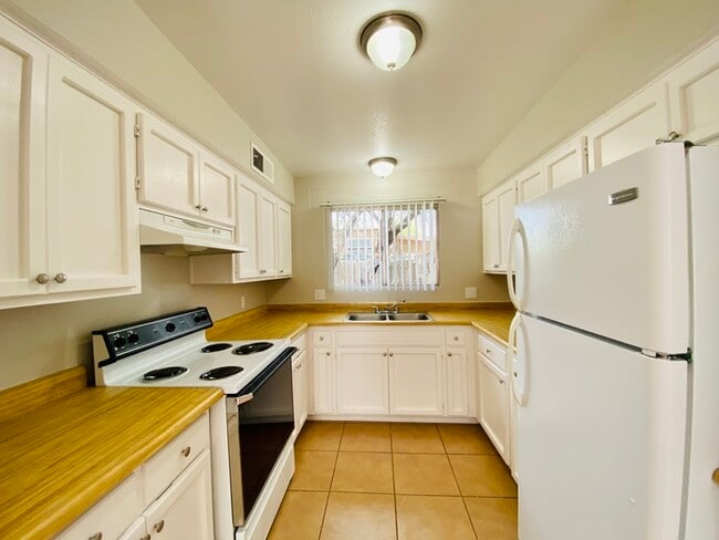 Building Photo - $500 Move In Special! Huge Adobe 2 Bed/1Ba... Rental