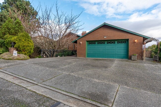 Photo - 3 Bedroom 2.5 bathroom spacious home with views of marina and downtown Oak Harbor