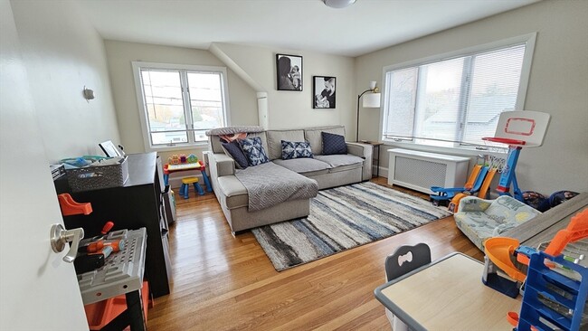 Building Photo - 539 Malden St Unit 2