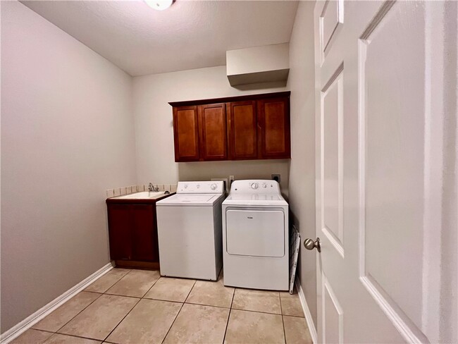 Building Photo - 564 S Pierremont Dr