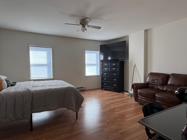 Building Photo - 137 E Market St Unit 2nd Floor