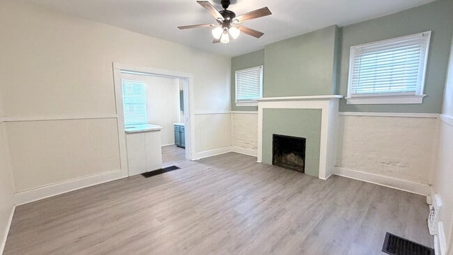 Photo - 806 SE Riverside Dr