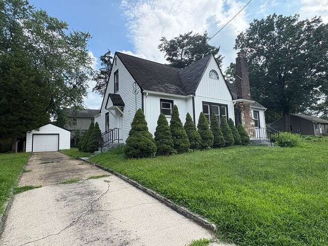 Right across the street from TCNJ! - 117 Green Ln Casa