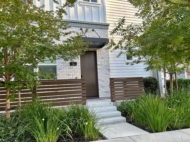 Building Photo - Centrally Located Santa Clara Townhouse