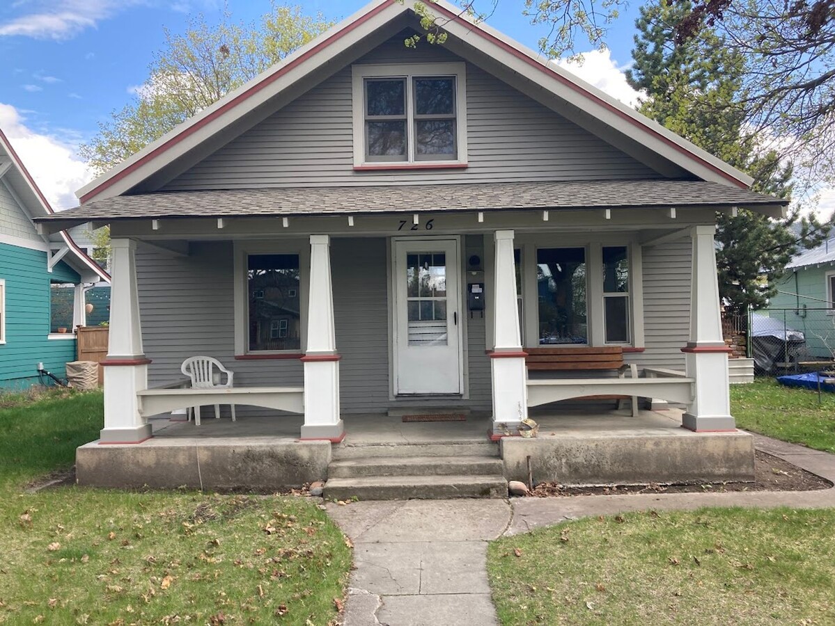 Three Bedroom House with a Rooftop Deck - Three Bedroom House with a Rooftop Deck