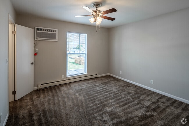 2BR, 1.5BA - 975SF - Bedroom