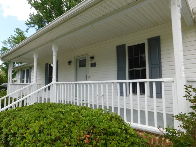 Building Photo - 102 Meadowbrook Dr