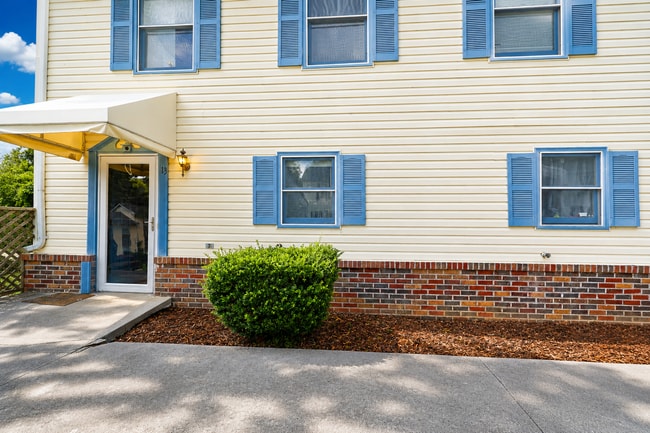 Building Photo - **Updated 2 Bed, 1.5 Bath End-Unit Condo with Large 2-Car Garage – Prime Johnson City Location** Unit 13