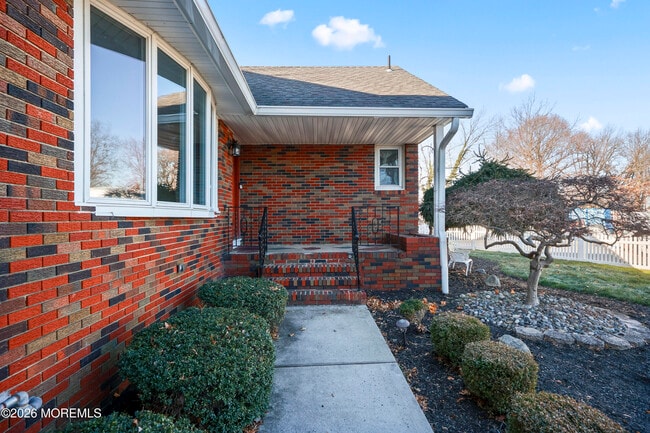 Photo - 573 Lloyd Rd