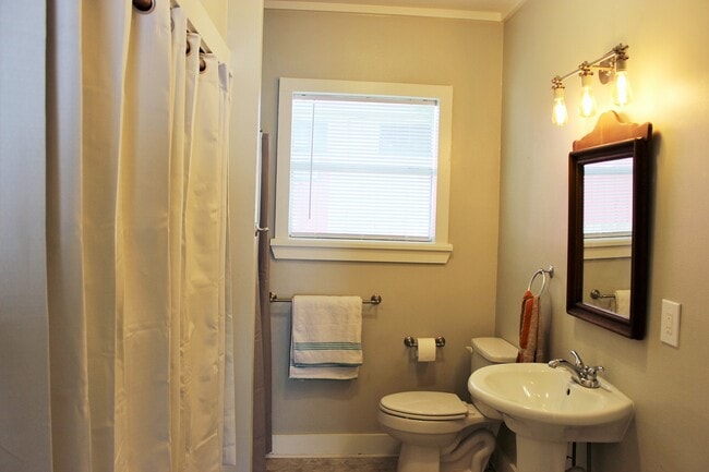 Photo - 704 E Academy St